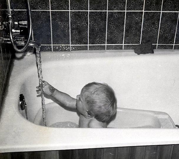 Alco drinkt uit de kraan 1.jpg